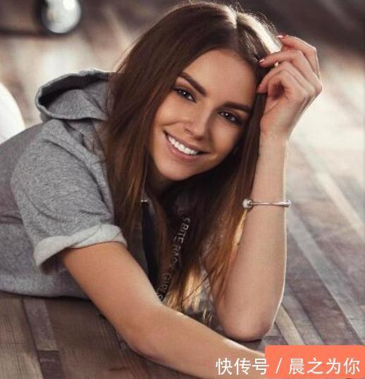 臀部|俄罗斯女孩坚持健身,练就细腰好身材,坚持3个动作,或能练同款