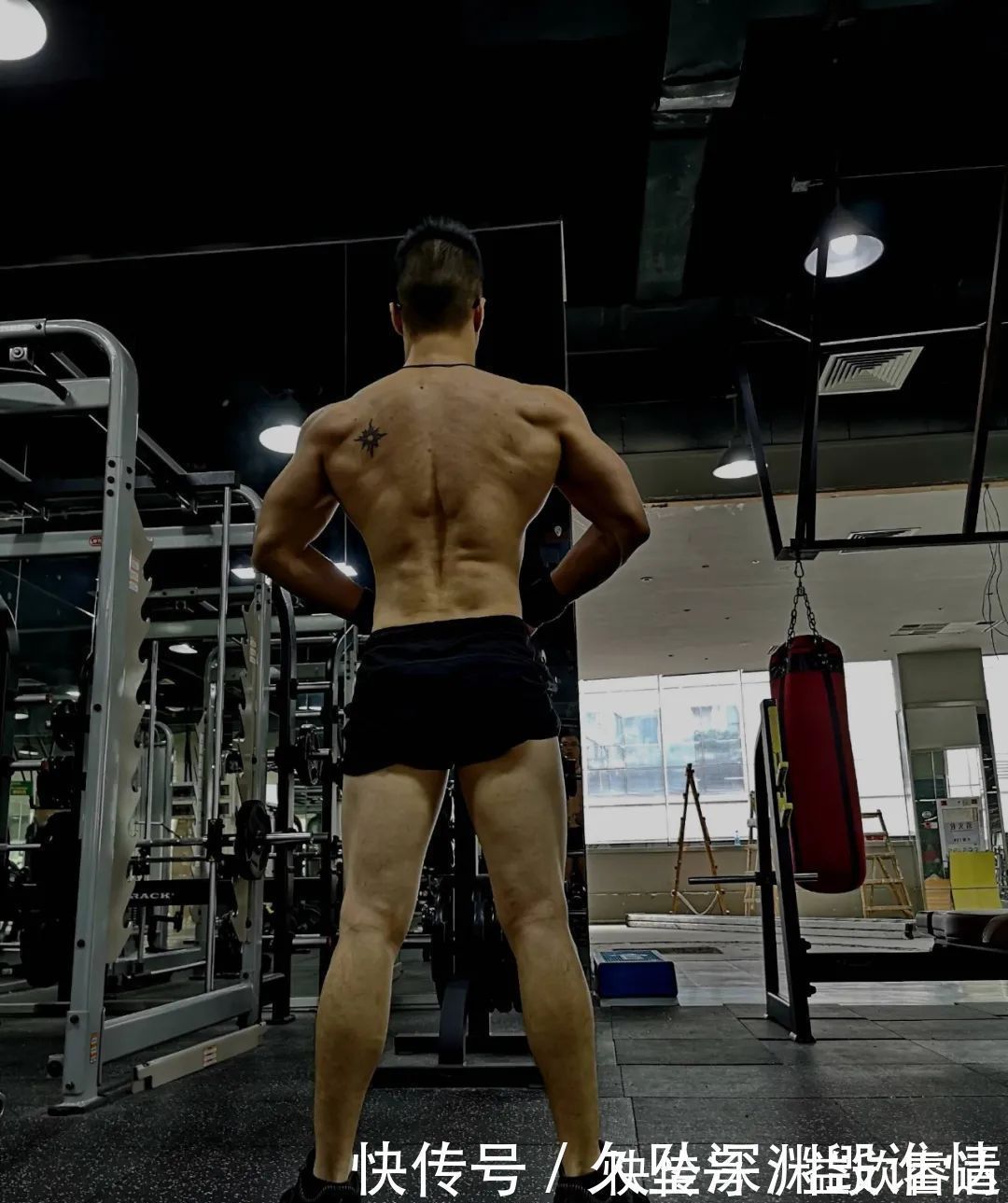 小哥|从格斗到撸铁，眼镜肌肉男大秀好身材，8块腹肌公狗腰，羡慕