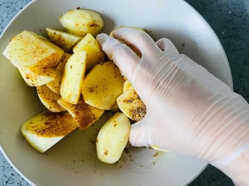 搅拌均匀|不用一滴油做薯角，外酥里嫩，香味四溢，4个土豆做完吃不了