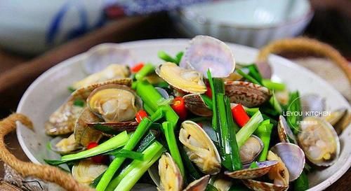 大火快炒即可，做法简单，春天的韭菜鲜嫩有味儿，还不容易长胖哦