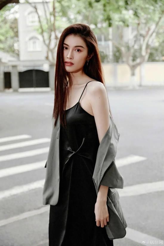 缎面裙|女明星一穿就出圈的缎面裙 怎么穿出高级感？