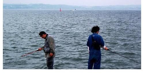 钓鱼“三部曲”，先做饵料再看水，最后甩饵再抛钩，大鱼咬钩不断