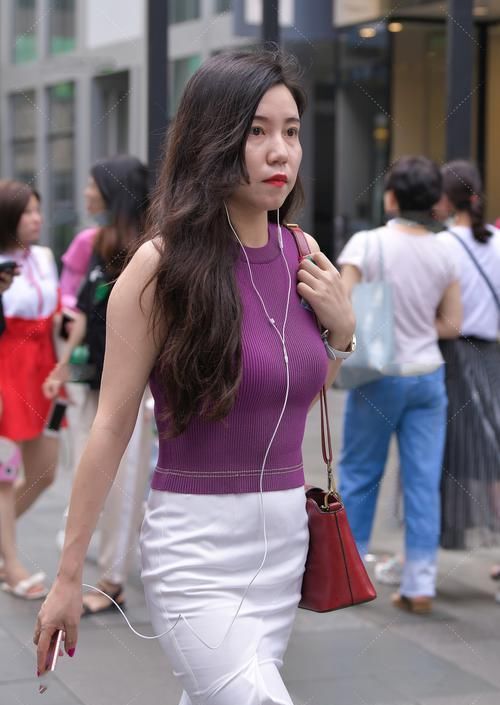 无袖上衣搭配裙子，优雅气质，显高级大方气息