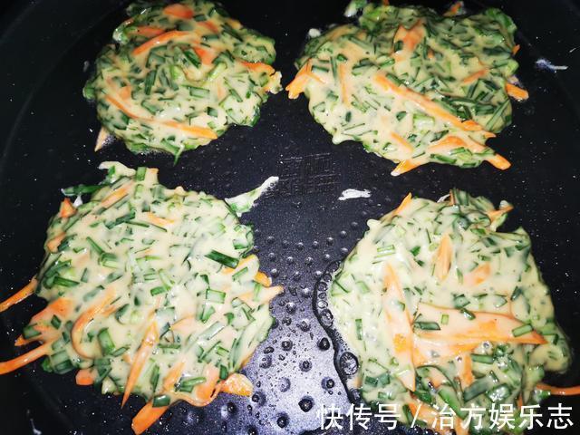 早餐饼|一把韭菜，一根胡萝卜，做好吃的蔬菜饼，简单营养，五分钟就完成