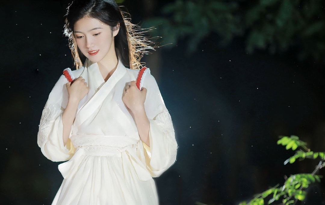 神明|“神明少女”风格的汉服也太美了,优雅又清冷,怪不得女生都爱穿