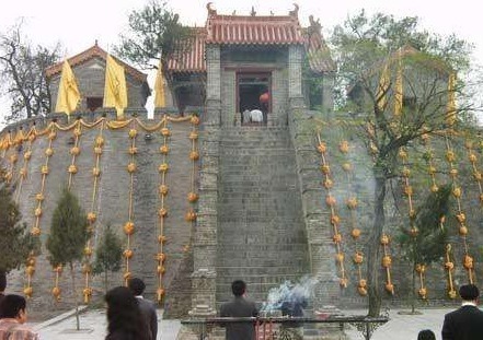 日本曾炮轰老君山,连射13发迫击炮没炸,吓得作揖下跪