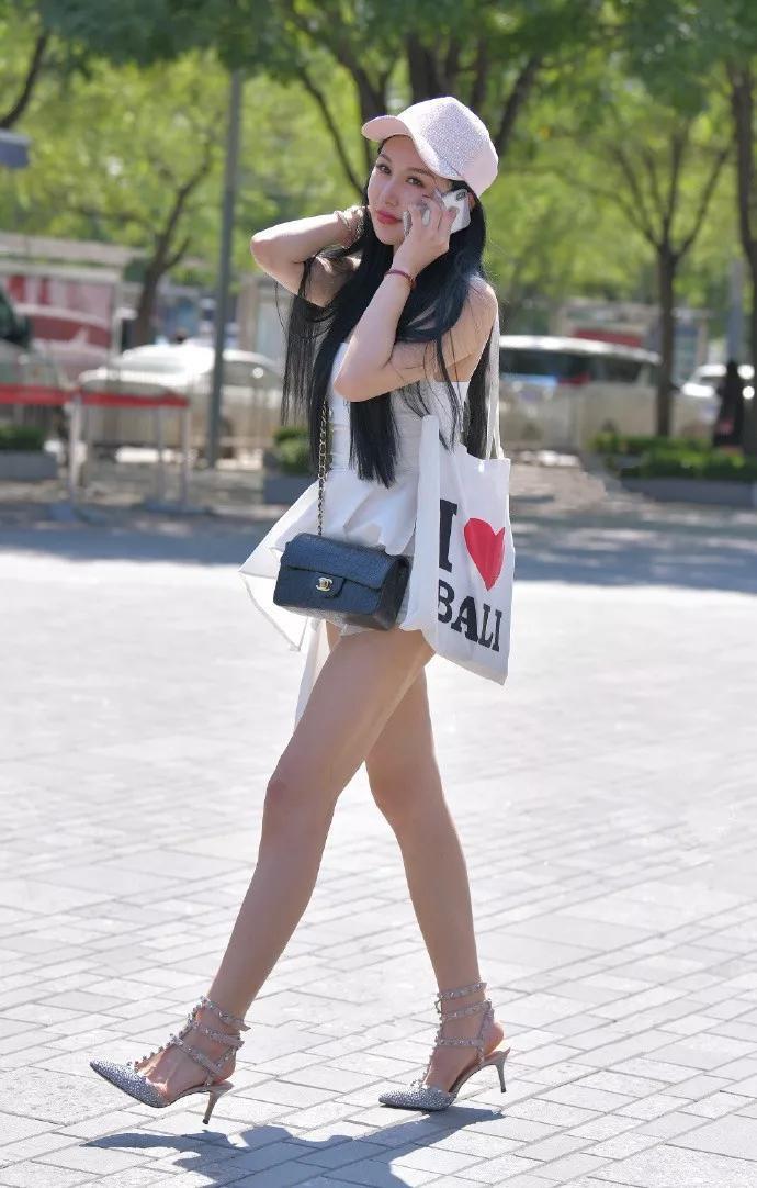 街拍:小姐姐头戴棒球帽,走在时尚的街头,看上去洒脱大气