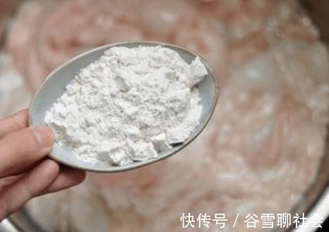 清洗猪大肠时，不用盐也不用醋，只需用一勺“它”，清洗干净还无异味