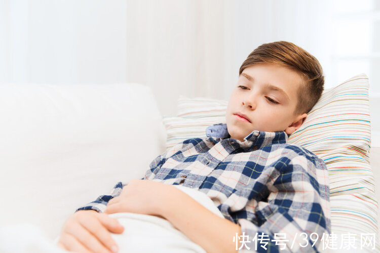 脊柱|脊柱侧弯“毁”孩子一生？医生：2种方法可尽早发现，在家也能做