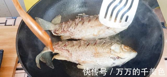 炖鱼时,教你一招去腥妙招,只需加一勺此料,鱼肉鲜美腥味全无