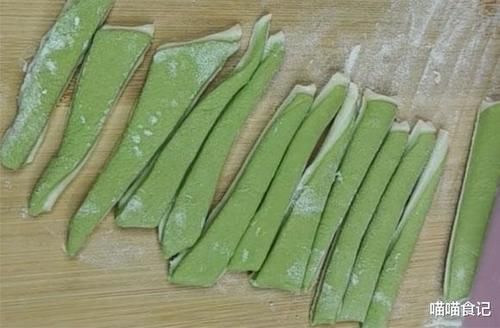 春季，吃面条不如吃它，上锅煮熟，加料汁一拌，爽滑筋道，特好吃
