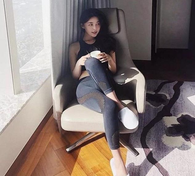 打底裤|时尚街拍身姿丰盈的打底裤美女,修身又显高,体现美丽人生