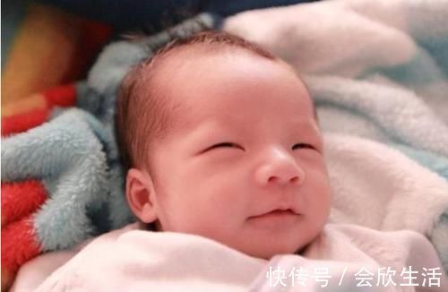 孩子|宝宝出生时直对妈妈笑,护士却反手一巴掌,得知真相宝妈连声道谢