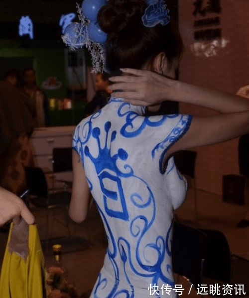 全身|19岁女生尝试全身彩绘后在街上闲逛,公交站被发现尴尬了