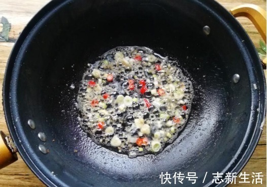 半碗面粉,一块豆腐,两个鸡蛋,教你豆腐独特做法,和吃肉一样香