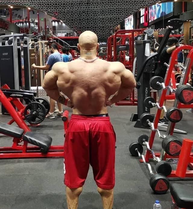 萨米尔|35岁的他身高只有165厘米,体重却高达98公斤,网友调侃肩膀好假