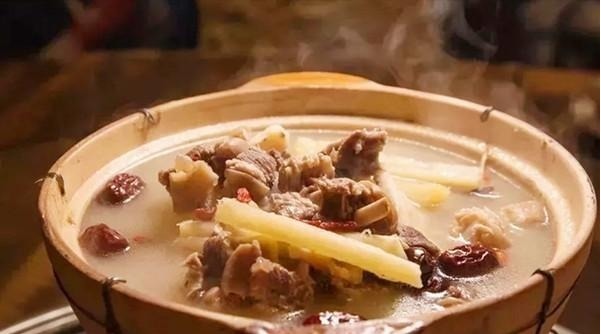 炖羊汤时,别只会放花椒,多加一样水果,汤鲜肉美,不膻不腥