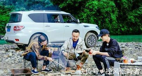 汪涵石頭上烤肉,李誕嫌臟不吃,陳赫吃肉的表情說明一切