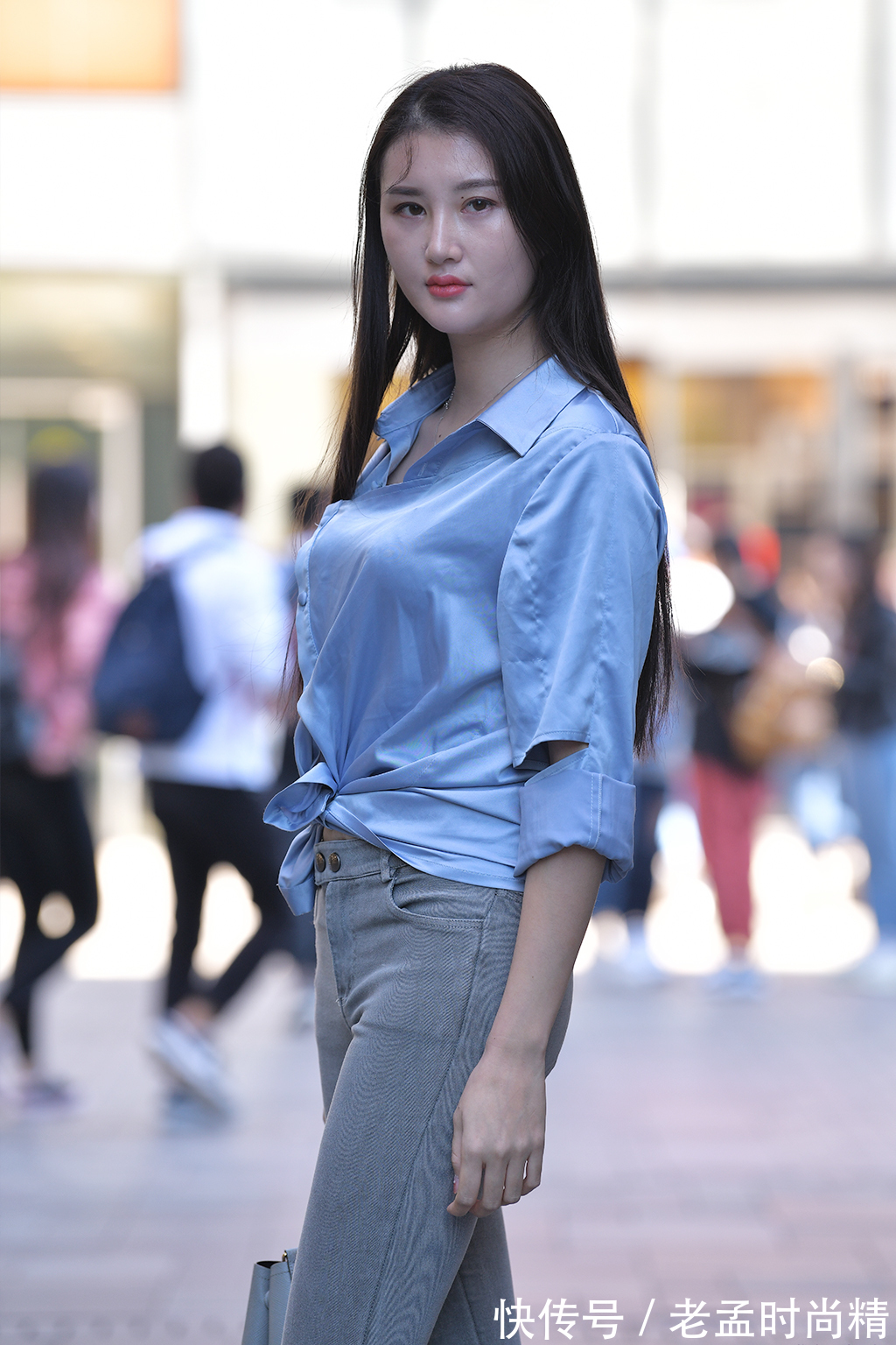 气韵|衬衫配牛仔裤,穿出初秋简单的美,时尚干练又显成熟的气韵