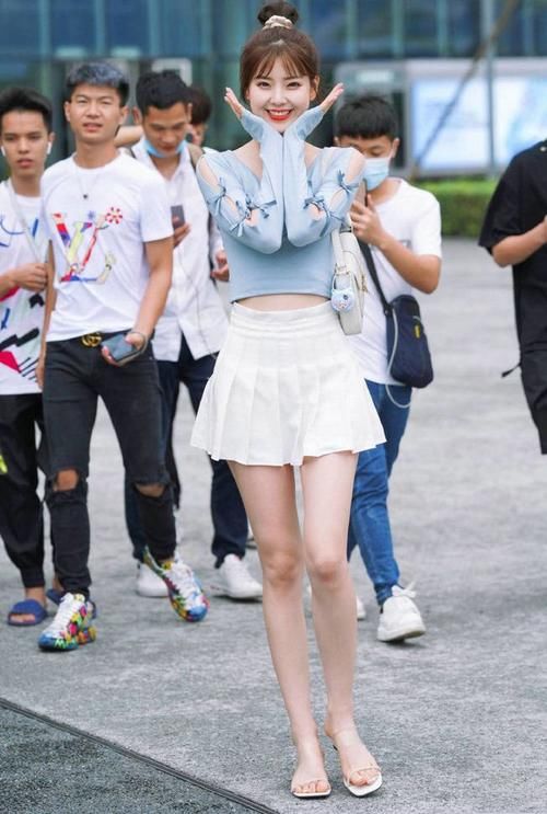 街拍美女：白色的百褶短裙清新减龄，很适合这种气质的女生去穿搭