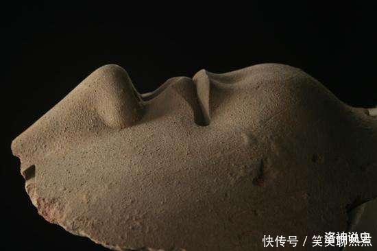 佛像只剩半边脸,光洁如玉微笑如常,出土后即被定为国宝