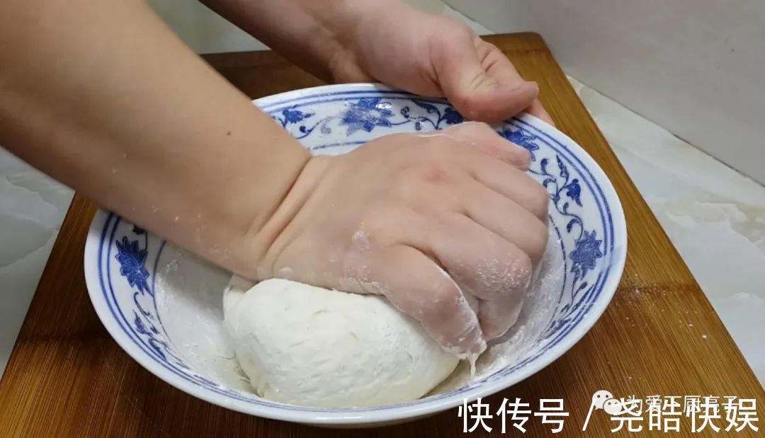 1袋牛奶,4勺面粉,不用一滴水,个个金黄酥脆,出锅孩子都抢着吃