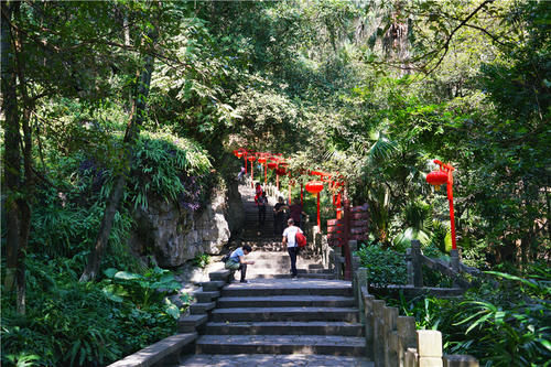 最能代表桂林山水的旅游景点，造型奇特，岩洞里居然全是三花酒