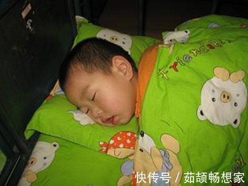 运动能力|宝宝睡觉若有4个动作，暗示大脑发育好，娃全有就偷偷乐吧