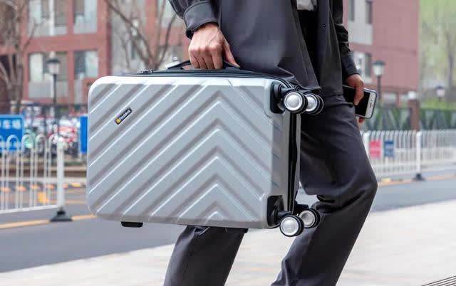 日本再现鬼才设计!同尺寸行李箱多装11瓶矿泉水,2米摔下无损