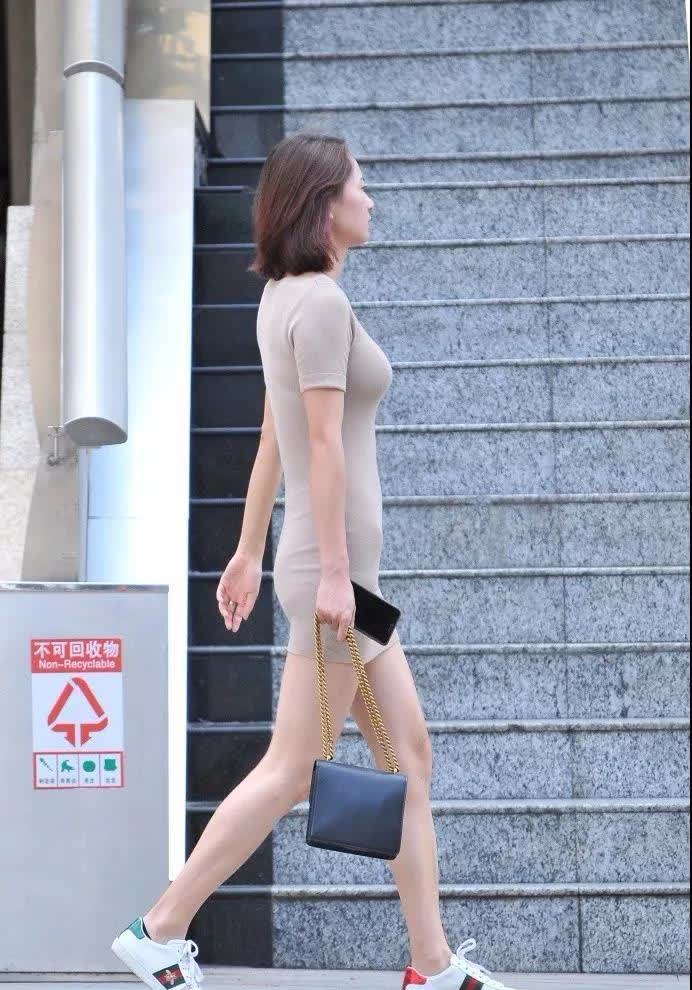 街拍 街拍: 穿灰色紧身包臀短裙的性感成熟美妇, 一脸的严肃发生了什么