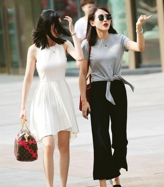 街拍:姿色天然的美女,一件黑色的连体短裤,魅力气质十足