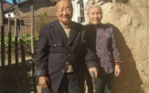 身份|90岁老兵证件丢失无法证明身份，指着博物馆照片老泪纵横：这是我