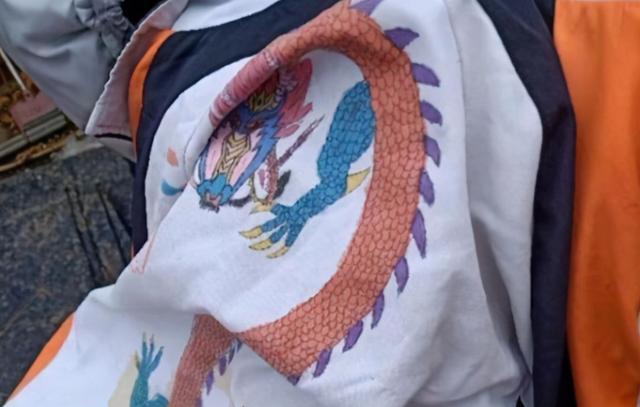 校服&中学生“手绘校服”对比,各科学生各有特点,艺术生最让人惊艳