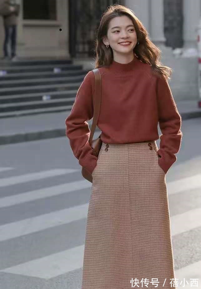 高领|会打扮的女人,都喜欢这样穿“半高领毛衣”,优雅保暖又提气质