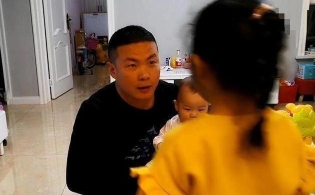 家长|宝爸抱起二胎弟弟,大女儿的一句话,宝妈听到后忍不住心酸!