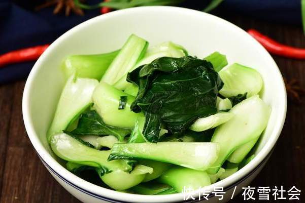 脆嫩|青菜不能直接下锅炒，牢记2个窍门，炒出来的青菜翠绿不出水