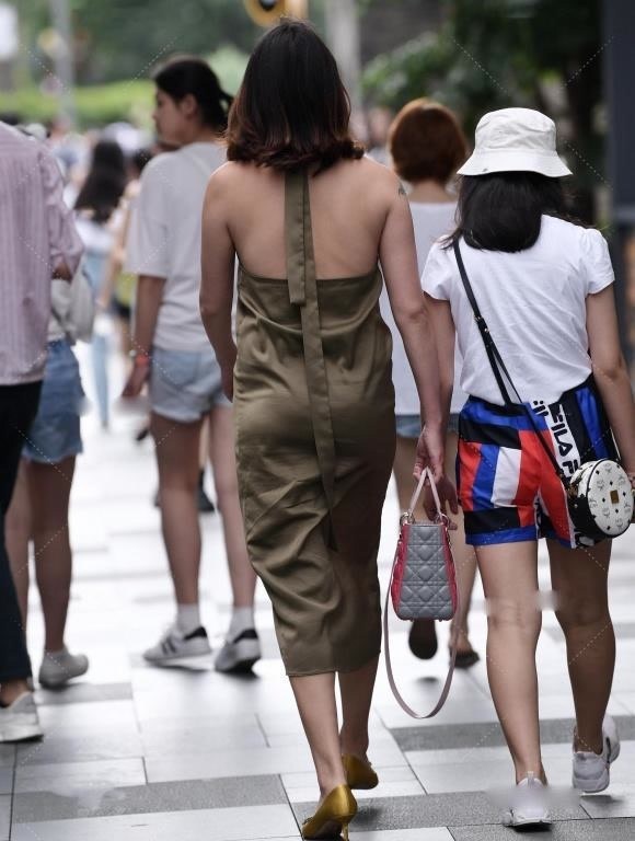 穿搭 墨绿色的无袖上衣,搭配黑色九分裤,整体给人简单清爽利落感觉