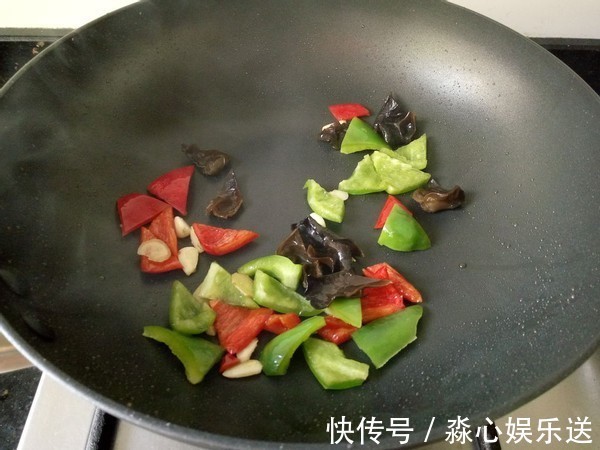 豆腐此做法比肉都好吃,外酥里嫩,两块钱一大盘,全家抢着吃