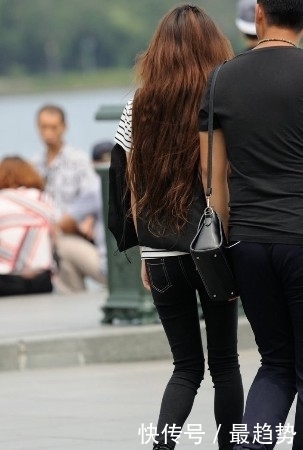 搭配|街拍:紧身牛仔裤搭配黑色马甲,男朋友说这样穿很年轻漂亮