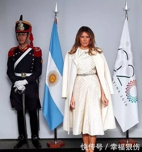 终于|梅拉尼娅终于不穿大衣长裙,三千红格子衬衣配瘦腿裤秀腿,太减龄