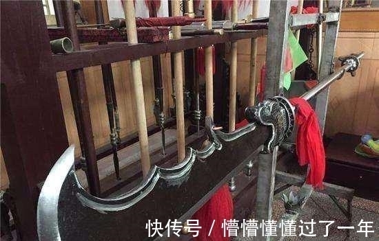 青龙偃月刀@尴尬:关公“青龙偃月刀”重出江湖,却无人能够单手举起!