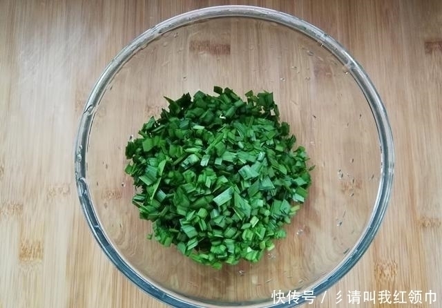韭菜盒子|韭菜盒子这样做,不和面不擀皮,10分钟就能做一盘,皮薄馅儿香