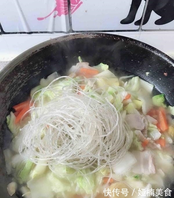 毛菜|白菜炖粉条,究竟先放粉条还是白菜?这么做简单又美味!