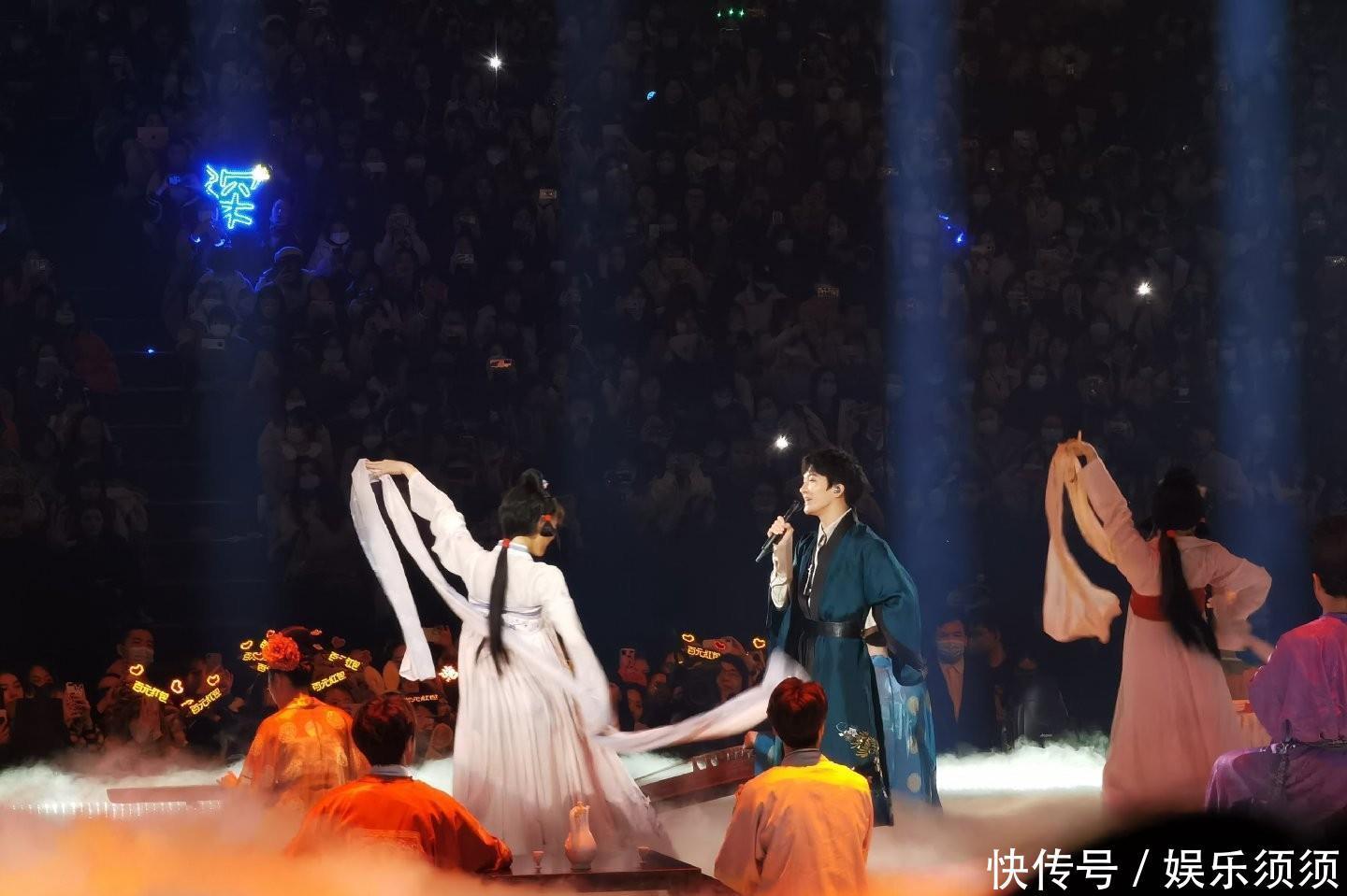 唱腔|周深在晚会上连唱2首,戏曲唱腔好震撼,《达拉崩吧》百听不厌