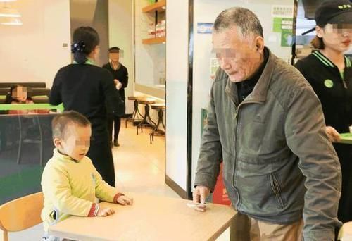 两代人|老人的这碗“毒面条”正毁掉两代人,父母要留心,别让爱涂上砒霜