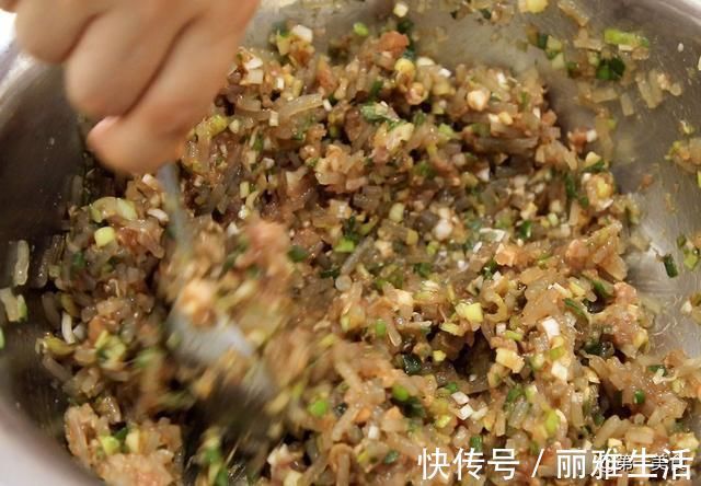 电饼铛|家常水煎包，学会和面、煎制的技巧，自己在家也能做，想失败都难