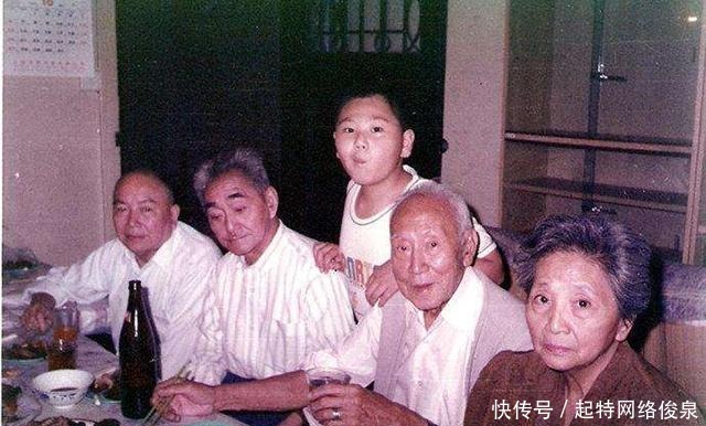 母亲遗产给姐姐,姐姐遗产给好友,他穷尽一生没钱结婚,孤独终老