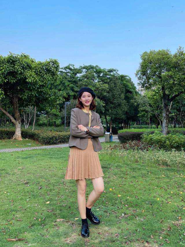 百褶裙|秋游怎么穿才高级?西装外套搭配百褶裙又飒又美,关键特别显气质