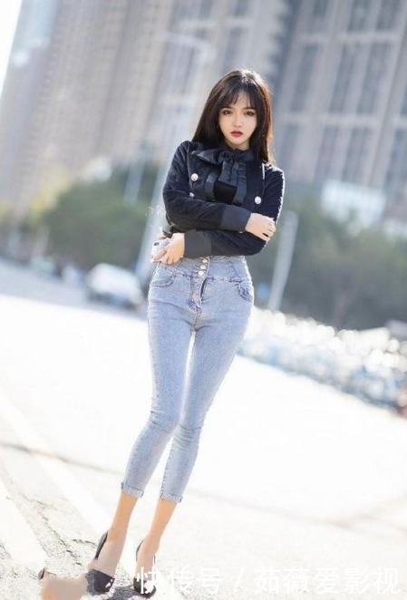 路人|路人街拍,黑色修身短T搭配高腰牛仔裤,满满的青春活力感