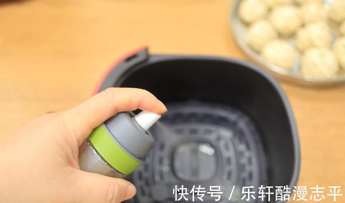 低脂丸子|一道无需用油的低脂丸子,不仅酥香多汁,还是健身人士不二之选